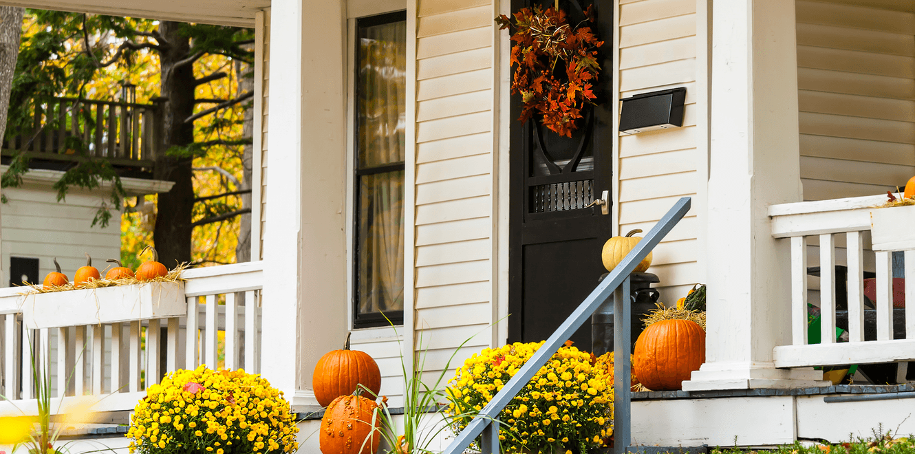 inexpensive-fall-decor-ideas-home-exterior.png